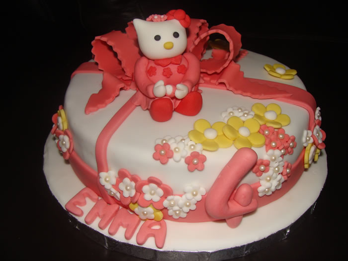 Un gâteau Hello Kitty pour Emma
