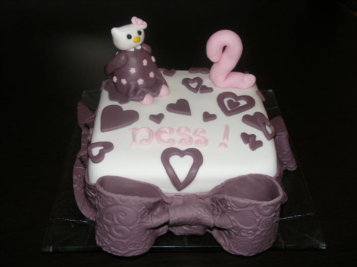 Un gâteau Hello Kitty pour Ness