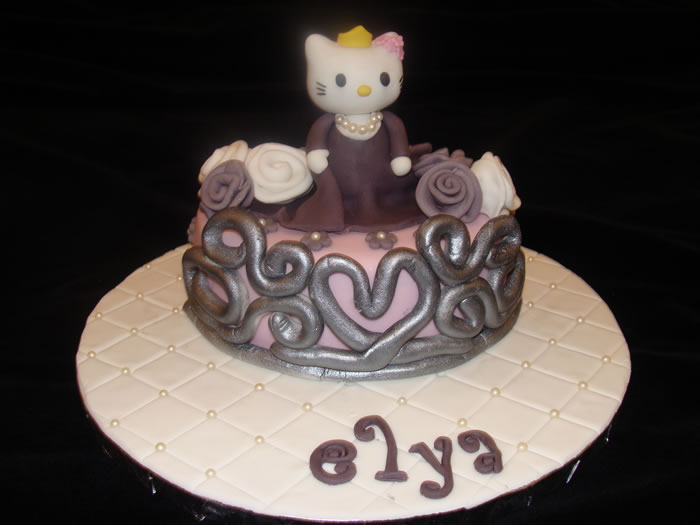 Un gâteau Hello Kitty princesse pour Elya