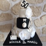 Wedding Cake noir et blanc : fleur, perle et camé