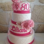 Une belle pièce montée toute rose pour les 80 ans de Liliane