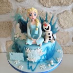 Elsa et Olaf ont apporté un cadeau à Elena
