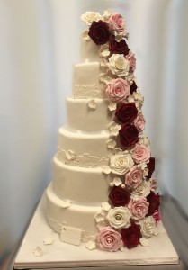 Wedding Cake majestueux : tombé de fleurs pétales et dentelle