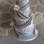 Wedding Cake arabesque et drapé argent