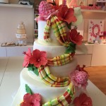 Wedding Cake fleuri de fleurs exotiques et drapé madras