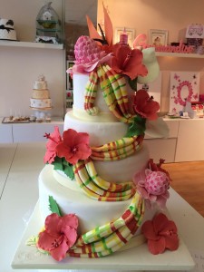 Wedding Cake fleuri de fleurs exotiques et drapé madras