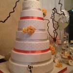Wedding Cake chic de 8 étages : ruban, effet matelassé et bouquets d'oeillets