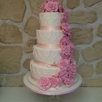 Wedding Cake fleuri de roses roses