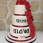 Wedding Cake fleuri de roses rouges